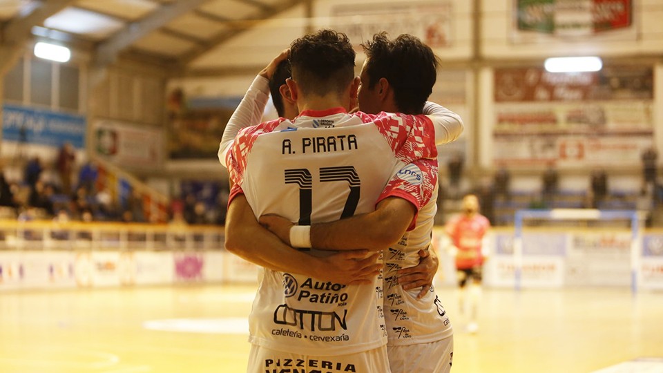 Los jugadores del Noia Portus Apostoli celebran un gol.