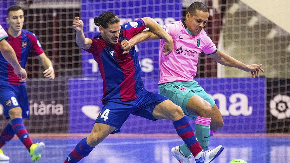 Esteban, jugador del Levante UD FS, pugna por el balón con Ferrao, del Barça.