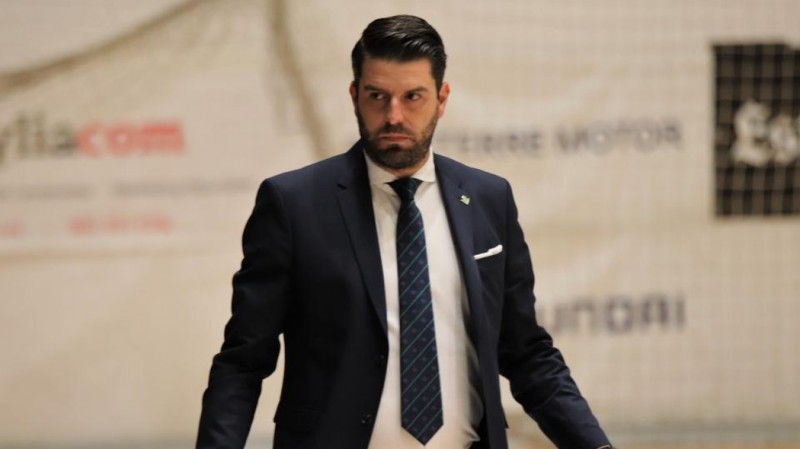 Ramón Martínez, segundo entrenador del Real Betis Futsal, durante un partido