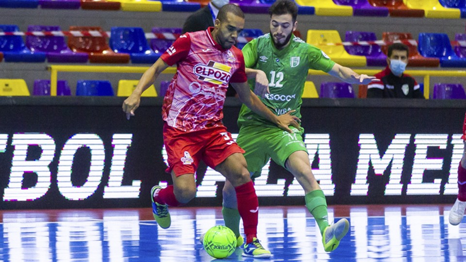 Leo Santana, de ElPozo Murcia Costa Cálida, protege el balón ante Cobarro, de BeSoccer UMA Antequera.