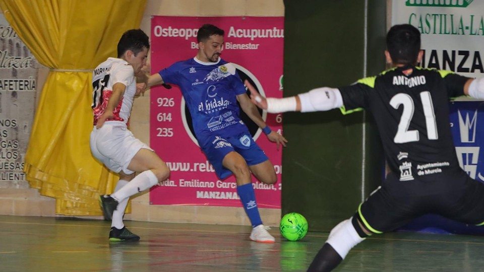 Manu Diz, jugador del Manzanares Quesos El Hidalgo, dispara ante Mariano, de ElPozo Ciudad de Murcia.