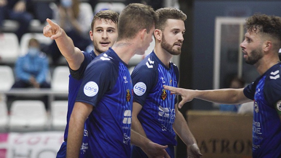 Los jugadores del Bisontes Castellón celebran un gol