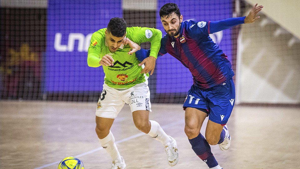 Hamza, jugador del Palma Futsal, pugna por el balón con Rubi Lemos, del Levante UD FS.