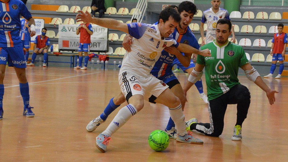 Richi Felipe, jugador del Fútbol Emotion Zaragoza, protege el balón.