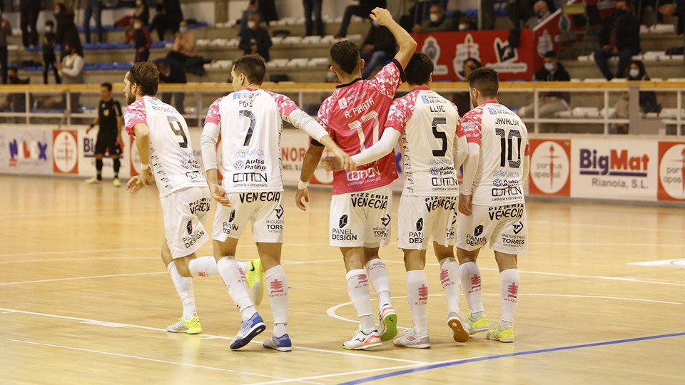 Los jugadores de Noia Portus Apostoli celebran un tanto.