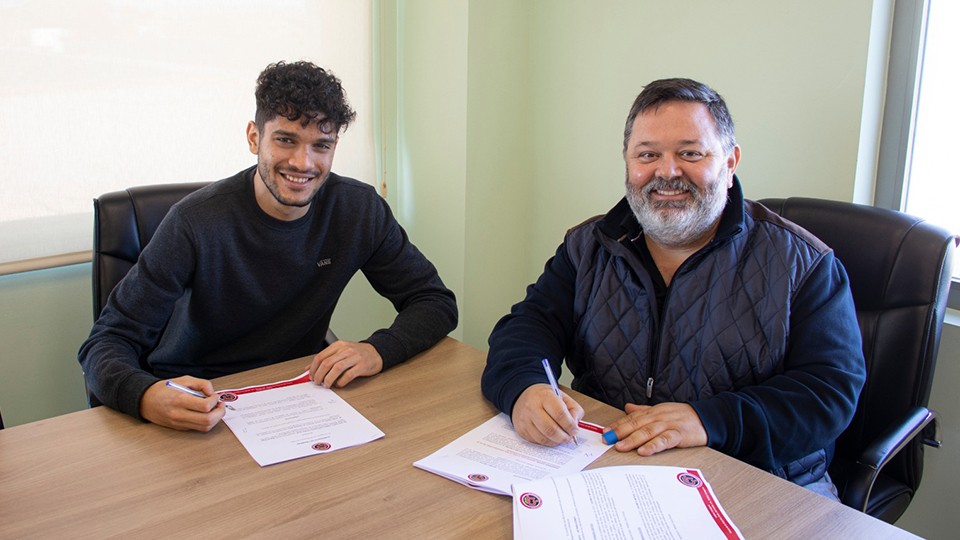 Lucao junto a Miguel Ángel Jiménez Bosque, presidente del Jimbee Cartagena.