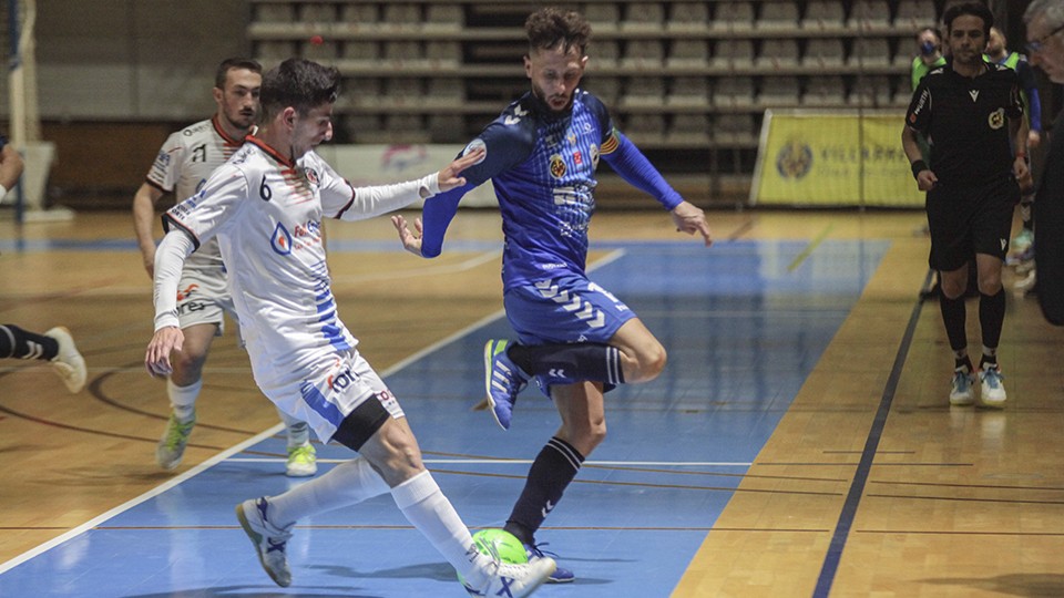 Pipi, jugador de Bisontes Castellón, ante Tabuenca, del Full Energía Zaragoza.