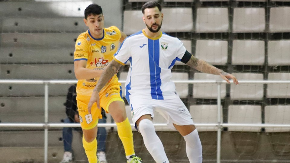 Palomares, jugador del CD Leganés, ante Sergio Simón, del Atlético Benavente