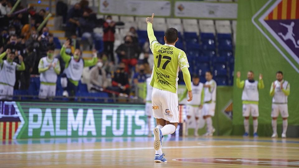 Diego Nunes, jugador del Palma Futsal, celebra un tanto. (Foto: Toni Ferrero)