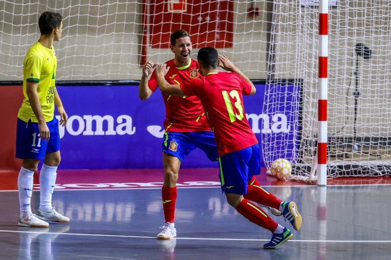 Fernando (ElPozo Murcia) celebra un gol con España