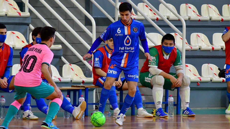 Jorge Tabuenca, jugador del Full Energía Zaragoza, ante David Peña, del Barça B. (Foto: Andrea Royo López)