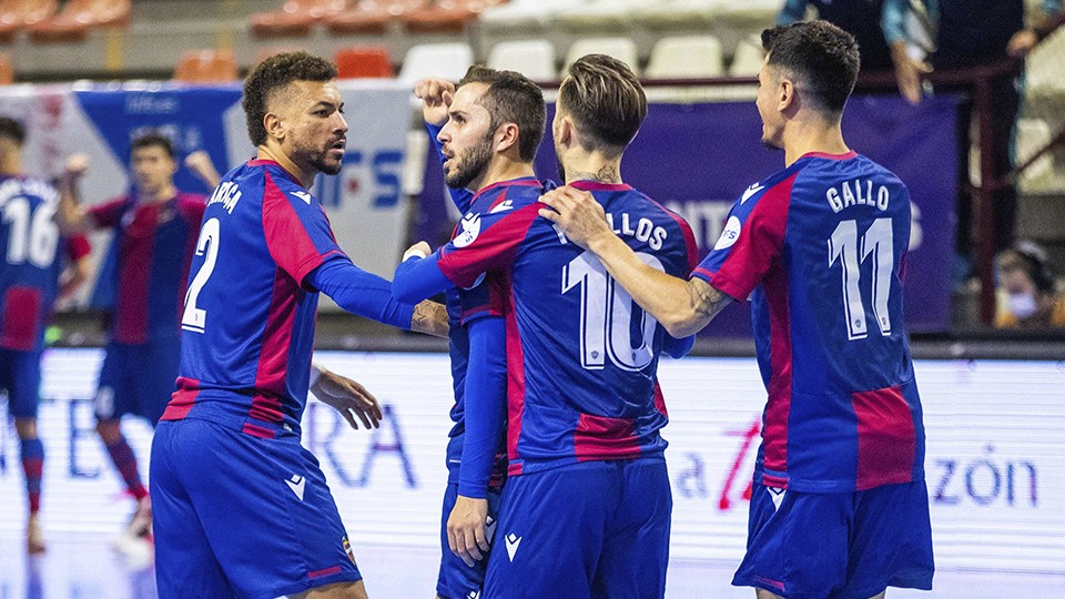 Los jugadores del Levante UD FS celebran un tanto.