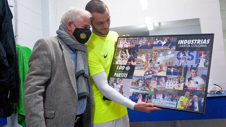 David Álvarez, de Industrias Santa Coloma, recoge el reconocimiento del club por sus 100 partidos en Primera entregado por  Vicenç García, presidente del club