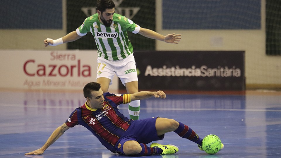 Sergio Lozano, del Barça, y Buendía, del Real Betis Futsal, pugnan por el balón