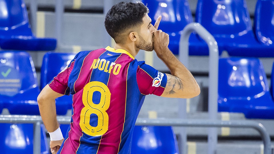 Adolfo, jugador del Barça, celebra un tanto.