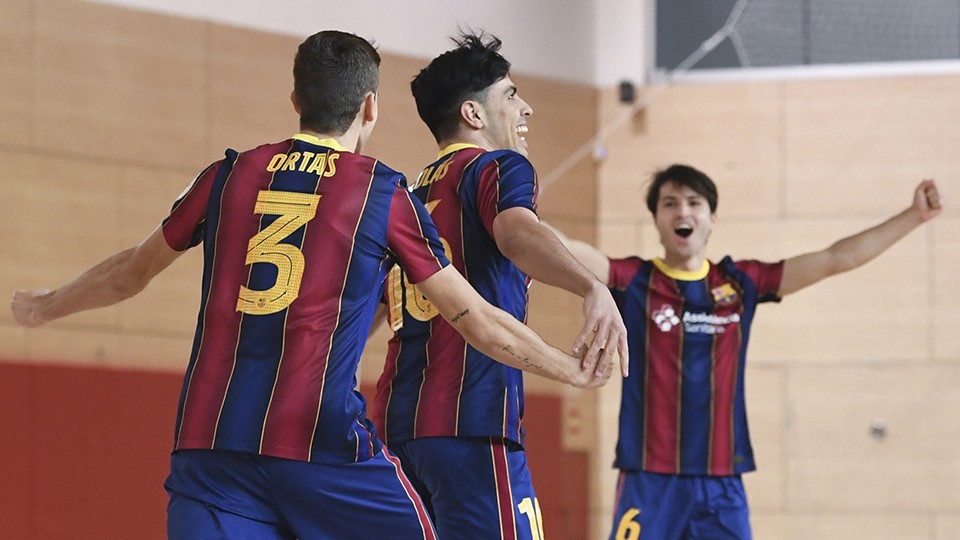 Los jugadores del Barça B celebran un tanto.
