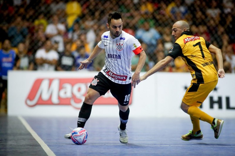 Deives, de Corinthians, frente a Danilo Baron, de Magnus Futsal