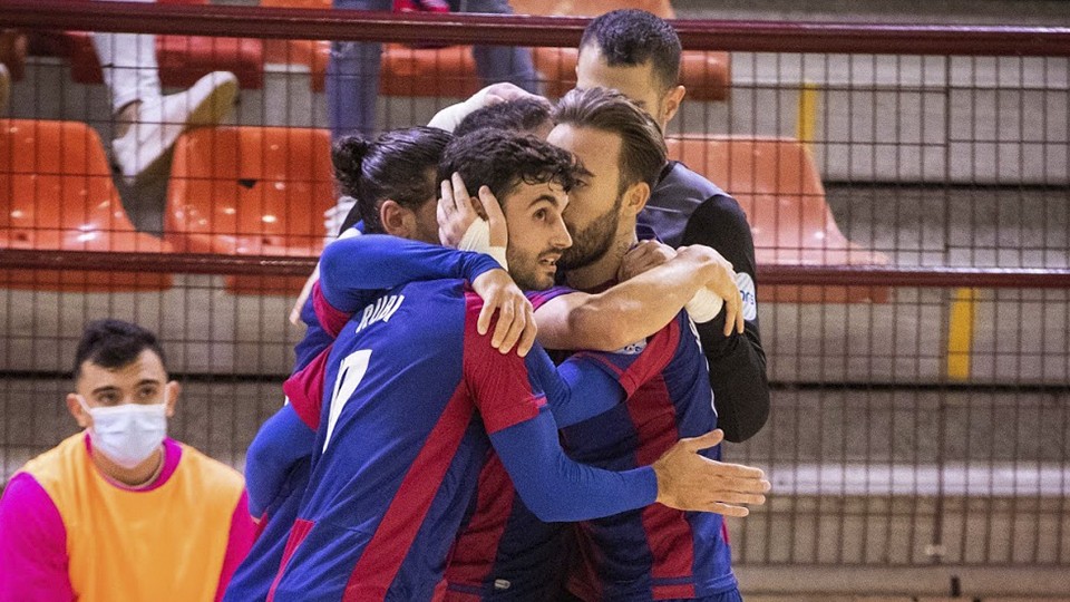 Los jugadores del Levante UD FS celebran un tanto.