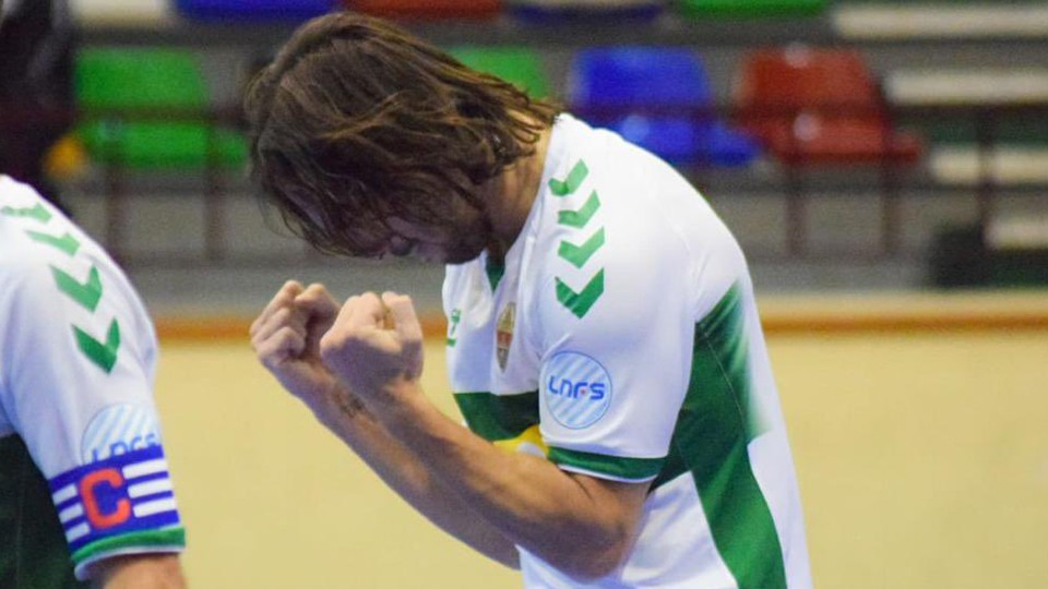 Manu García, jugador del Elche CF, celebra un tanto.