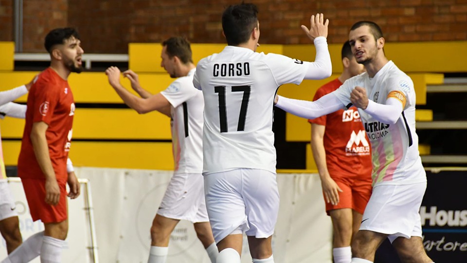 Los jugadores de Industrias Santa Coloma celebran un tanto. (Foto: Xavi Velasco)