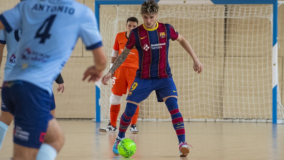 Daniel Fernández, del Barça B, controla el balón durante un partido