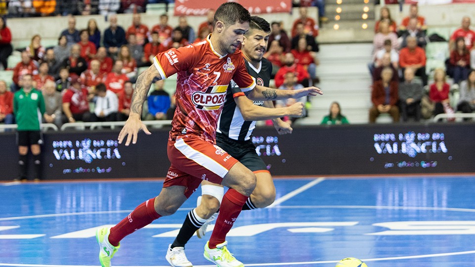 Felipe Valerio, jugador de ElPozo Murcia Costa Cálida, ante Franklin, del Jimbee Cartagena.