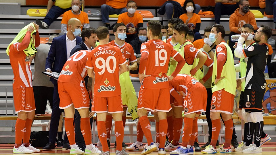 Duda, entrenador del Jimbee Cartagena, da instrucciones durante un tiempo muerto.