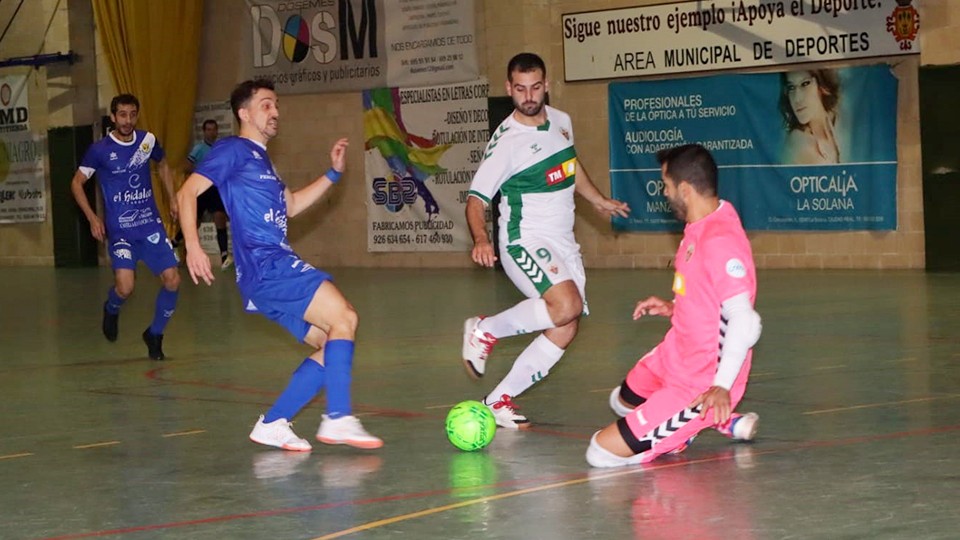 Manu Diz, jugador del Manzanares Quesos El Hidalgo, ante Kike, portero del Elche CF.