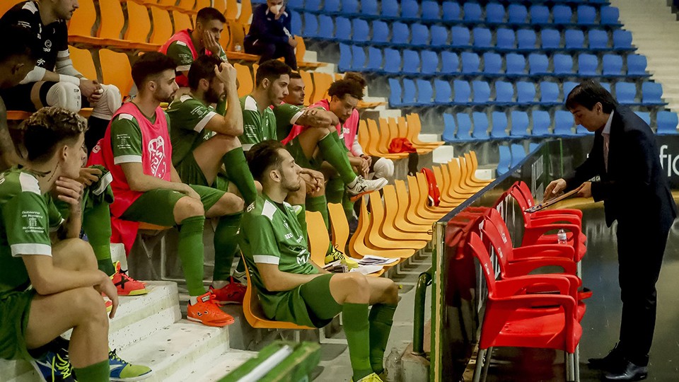 Imanol Arregui, entrenador del Osasuna Magna Xota, da instrucciones a sus jugadores.