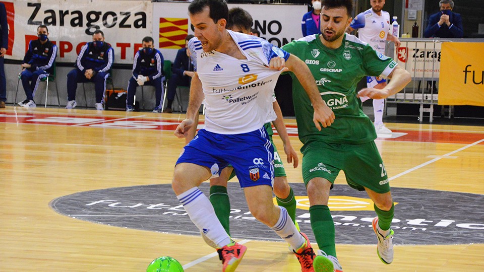 Richi Felipe, del Fútbol Emotion Zaragoza, y César, del Osasuna Magna Xota, pugnan por el balón (Fotografía: Pedro Luis Serrano)