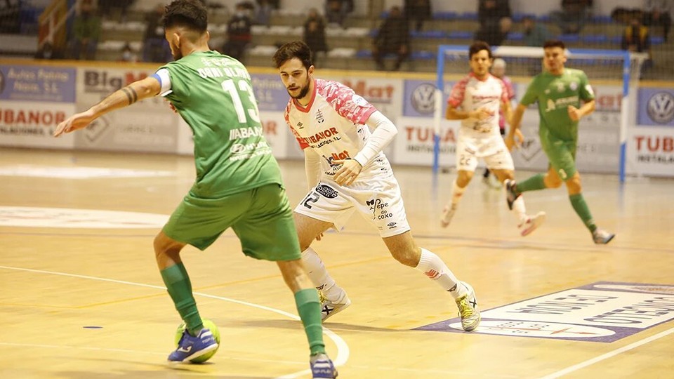 Dani Blanco, jugador del JERUBEX Santiago Futsal, ante Rodri, del Noia Portus Apostoli.