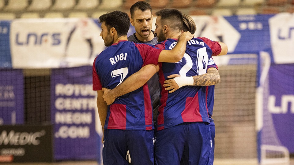 Los jugadores del Levante UD FS celebran un gol.