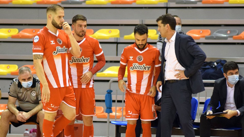 Eduardo Sao Thiago Lentz ‘Duda’, entrenador del Jimbee Cartagena, da instrucciones a sus jugadores.