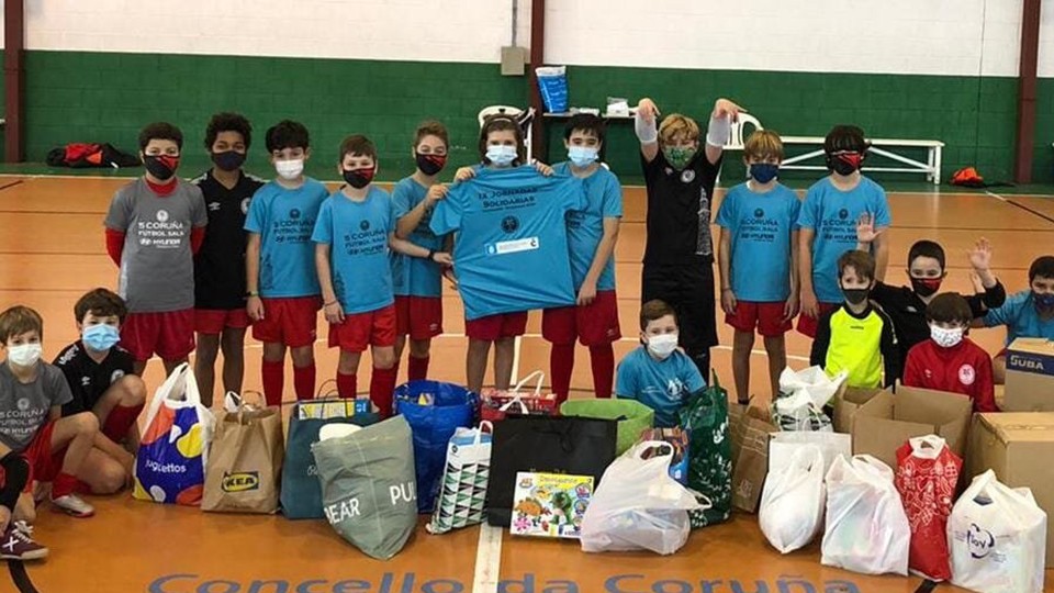 La IX Jornada Solidaria de la Academia Red Blue 5 Coruña bate récords