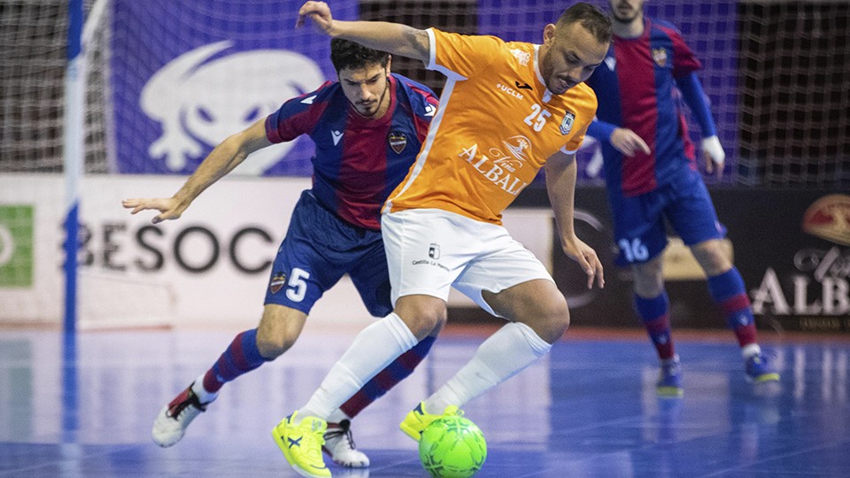 Matheus Preá, de Viña Albali Valdepeñas, protege el balón ante Marc Tolrá, de Levante UD.