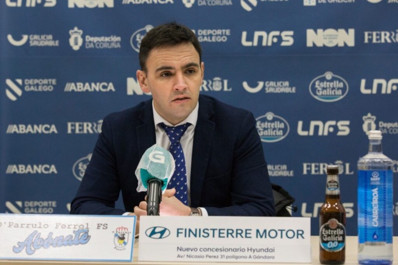 Héctor Souto, entrenador de O Parrulo Ferrol, en rueda de prensa (Fotografía: Hugo Nidáguila / Instantes Momentos Fotográficos)