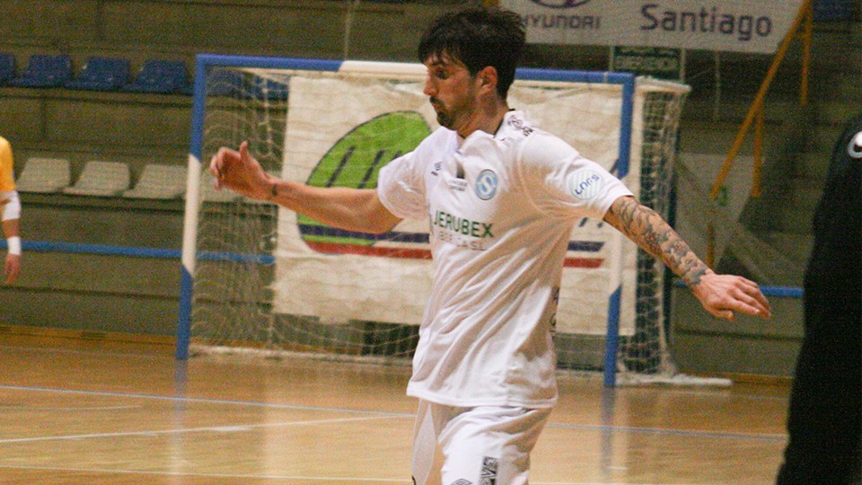 Saúl Marrupe, jugador del JERUBEX Santiago Futsal, durante un partido