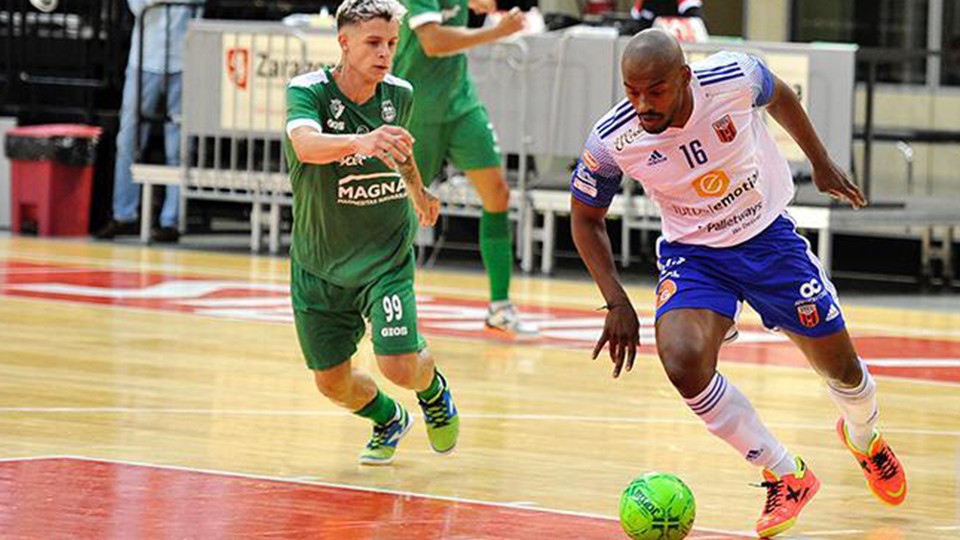 Ernani, de Fútbol Emotion Zaragoza, en un encuentro de Liga.