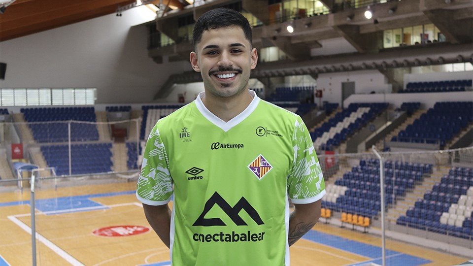 Daniel Airosa posa con la camiseta del Palma Futsal.