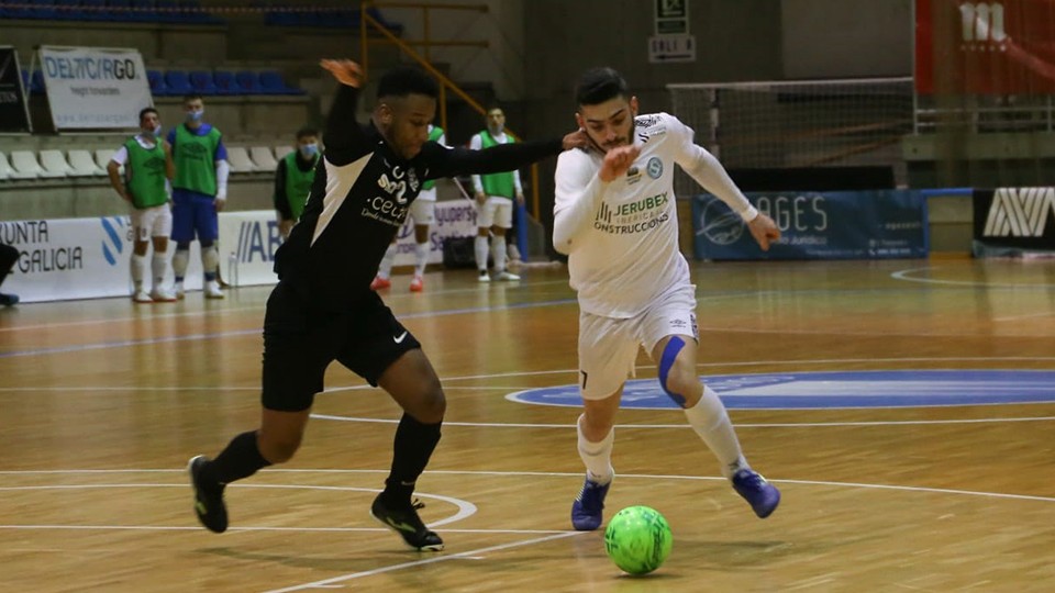 Porto, de Santiago Futsal, conduce el balón ante Everton, de Unión África Ceutí