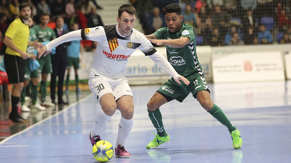 Bruno Petry, de Industrias Santa Coloma, conduce el balón ante Bynho, de Osasuna Magna Xota