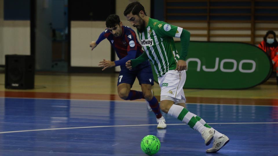 Buendía, del Real Betis Futsal, conduce el balón ante Rubi Lemos del Levante UD.