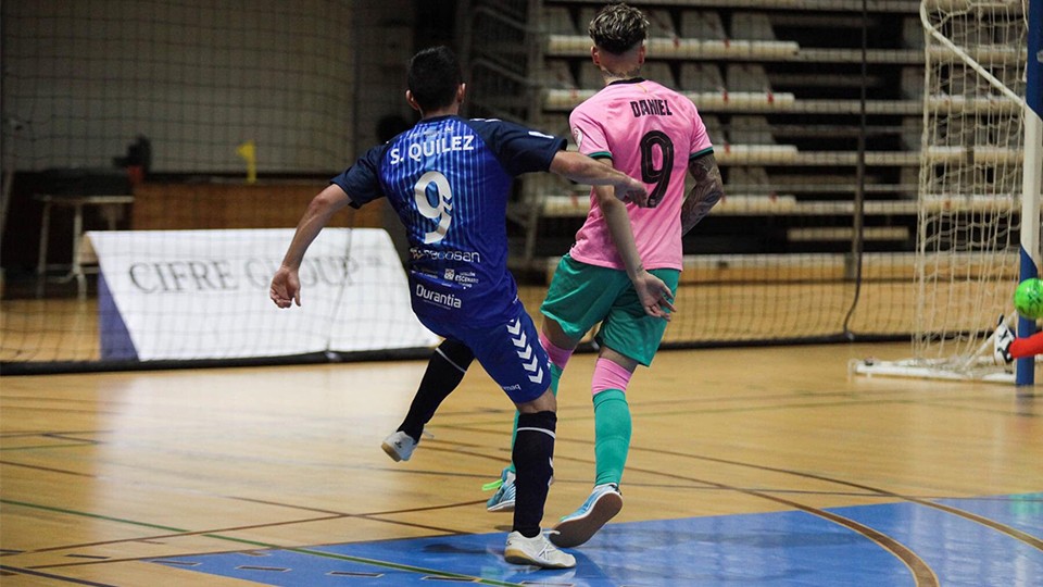 Sergio Quílez, jugador de Bisontes Castellón, dispara ante Dani Fernández, del Barça B.