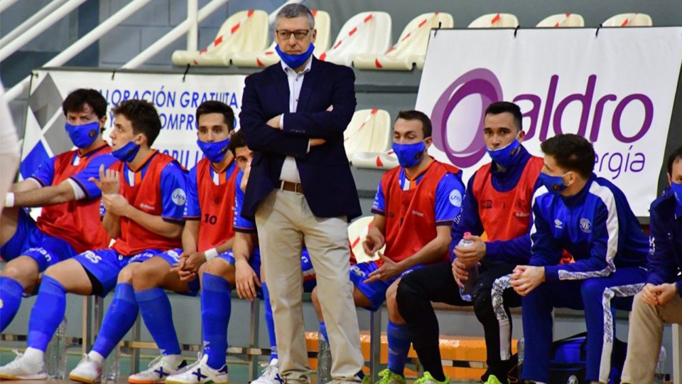 Alfonso Rodríguez, entrenador del Full Energía Zaragoza, durante un encuentro (Fotografía: Andrea Royo López)