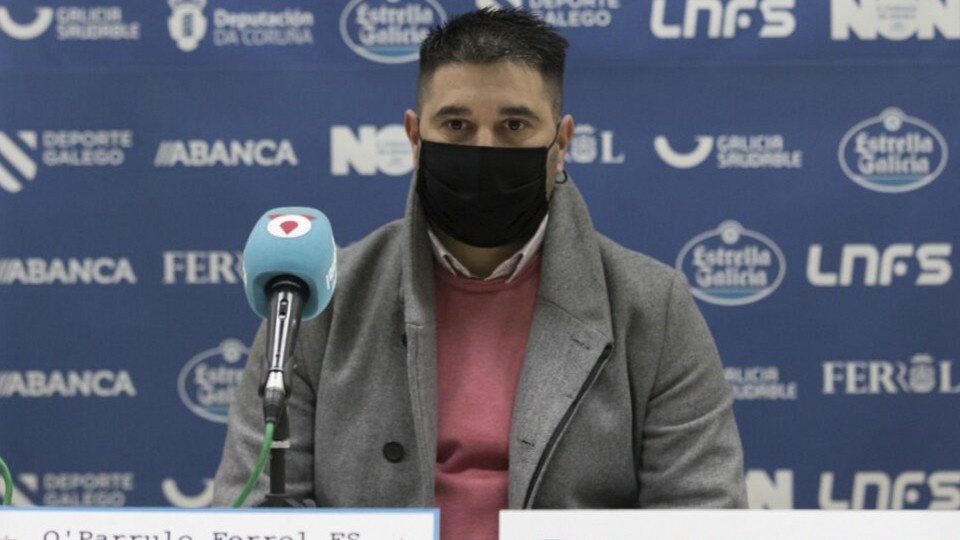 Iván López, director deportivo de O Parrulo Ferrol, en rueda de prensa (Fotografía: Hugo Nidáguila / Instantes Momentos Fotográficos)