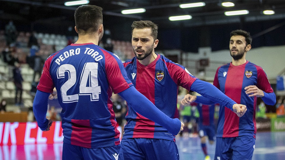 Los jugadores del Levante UD FS celebran un gol.