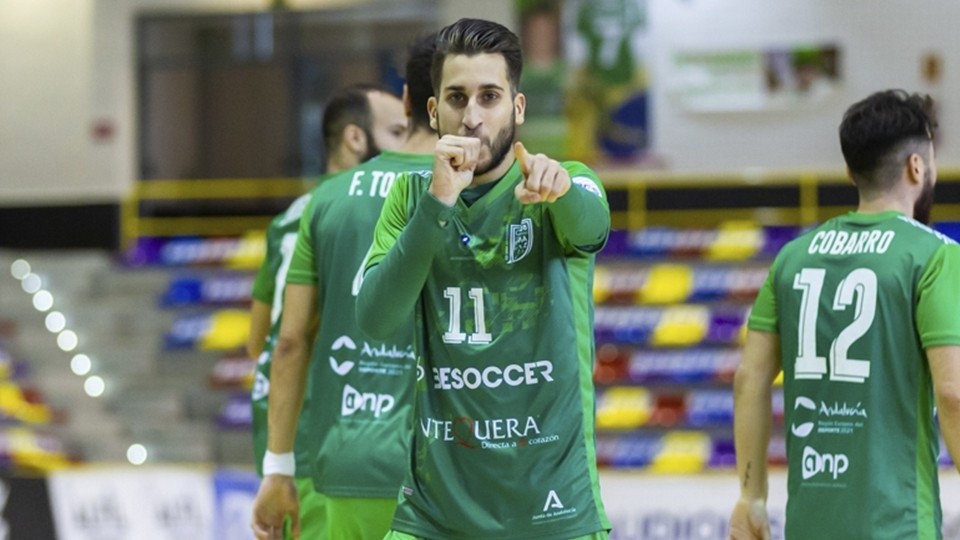 Álex Fuentes, jugador del BeSoccer CD UMA Antequera, celebra un gol