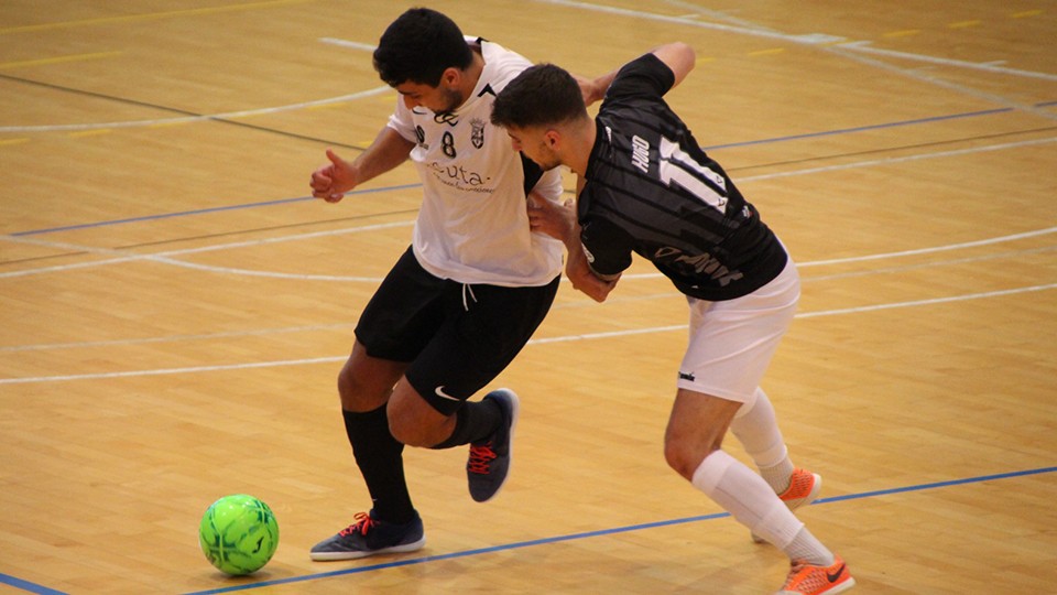 We Casas, jugador de la Unión África Ceutí, conduce el balón ante Hugo, de Rivas Futsal.