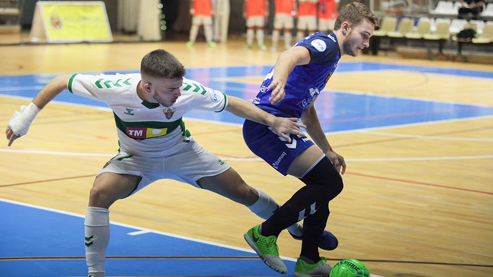 Pipi, del Bisontes Castellón, protege el balón ante Ramón, del Elche CF Sala