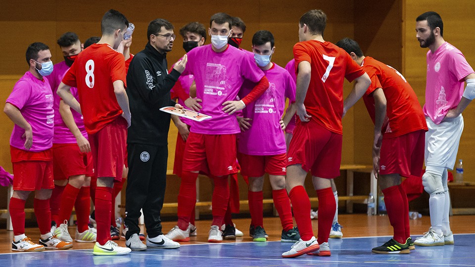 Sergi Blanco, entrenador del senior de la Academia Red Blue 5 Coruña, da instrucciones a sus jugadores.